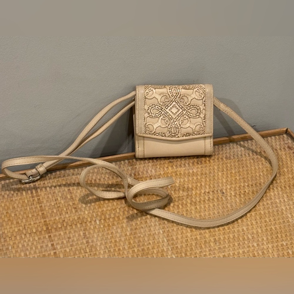 Brighton coin wallet crossbody purse in great condition!